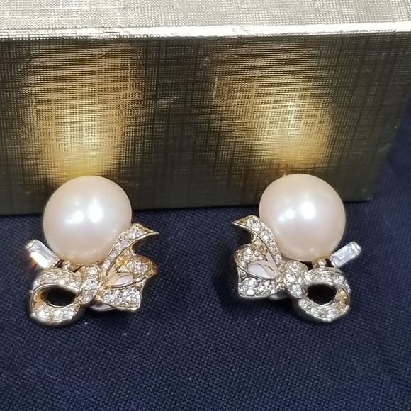 Vintage Nina Ricci  faux pearl clip on earrings - Picture 8 of 13